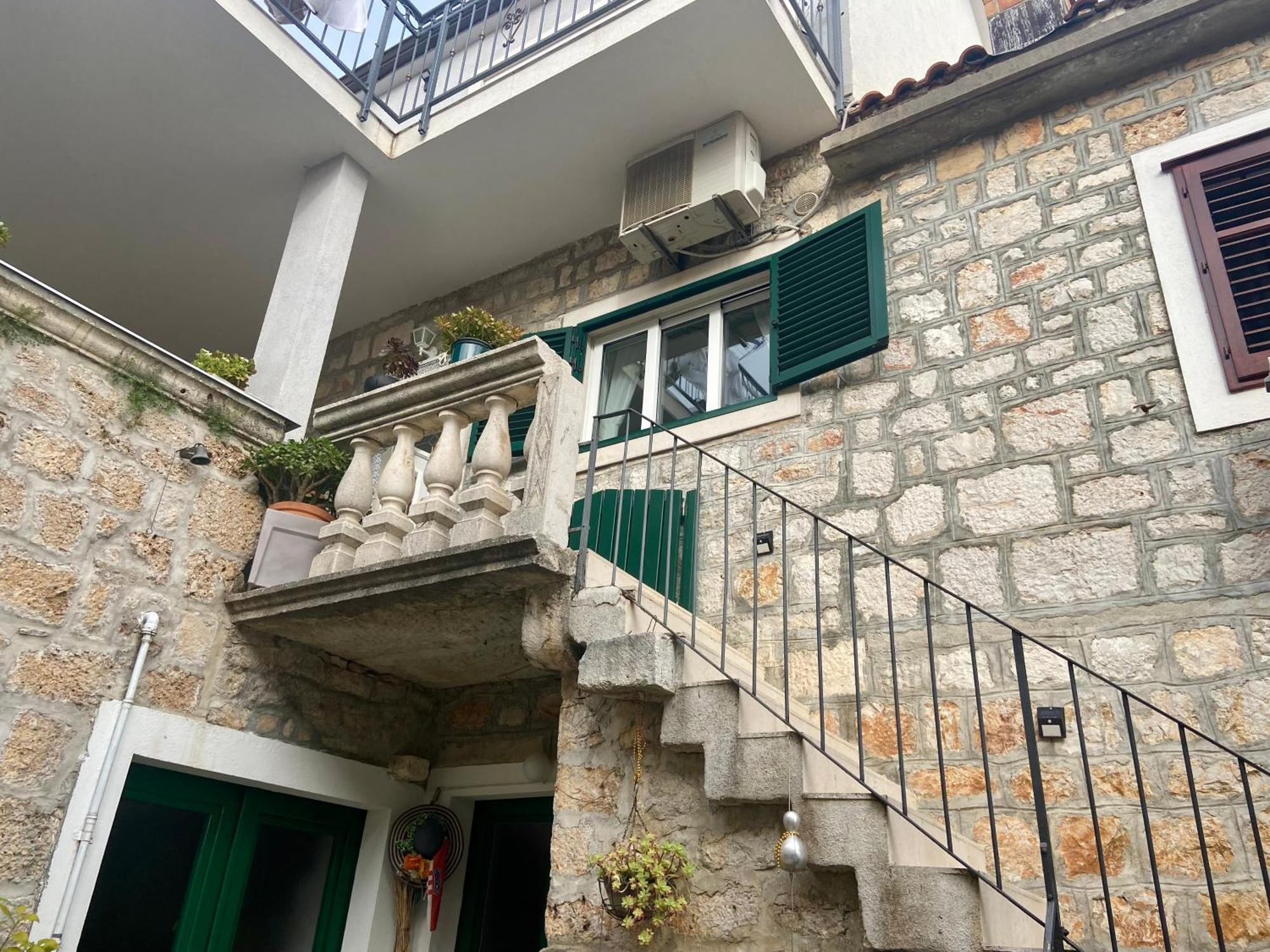 Apartment Simon - Old Stone Charm, Central Bol Life المظهر الخارجي الصورة