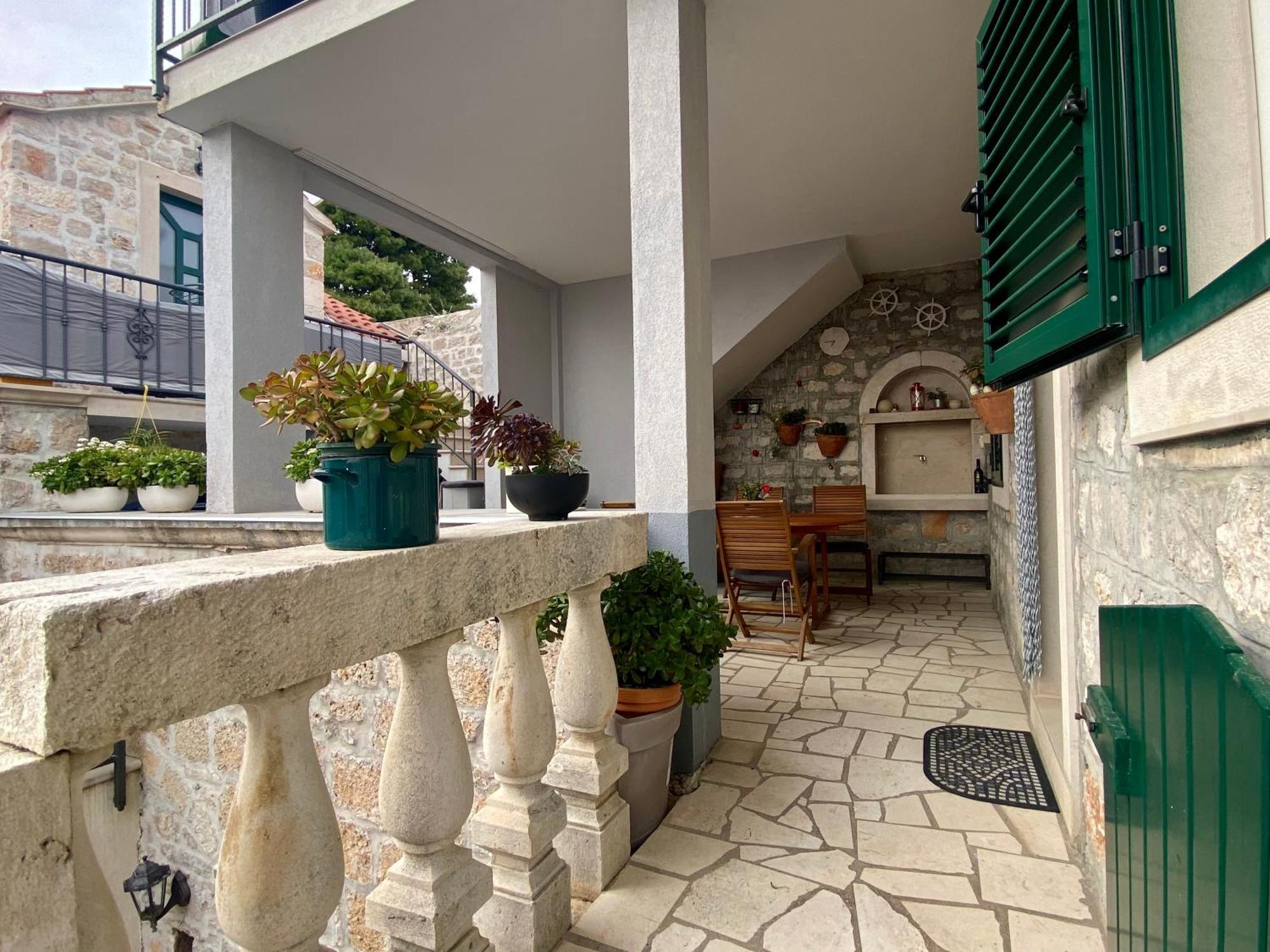 Apartment Simon - Old Stone Charm, Central Bol Life المظهر الخارجي الصورة