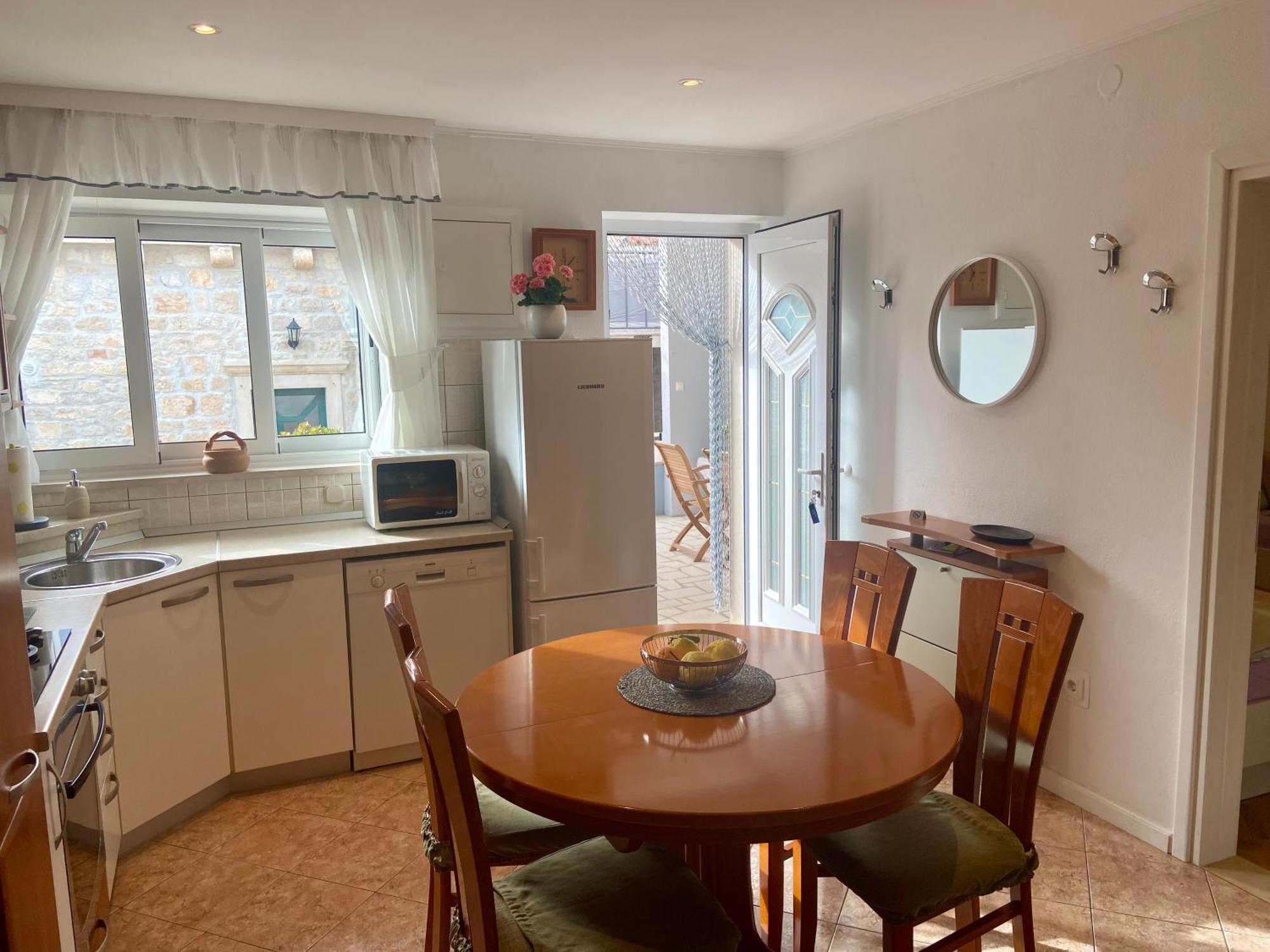 Apartment Simon - Old Stone Charm, Central Bol Life المظهر الخارجي الصورة